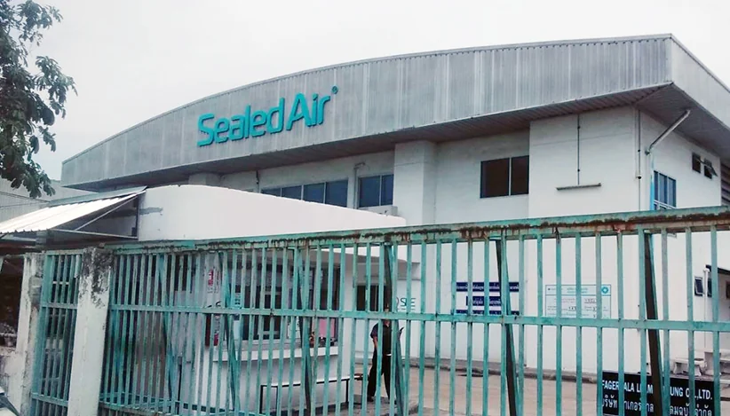 ป้ายชื่อบนอาคารตัวอักษรซิงค์ทำสี บริษัท SEALED AIR นิคมอุตสาหกรรมแหลมฉบัง ชลบุรี
